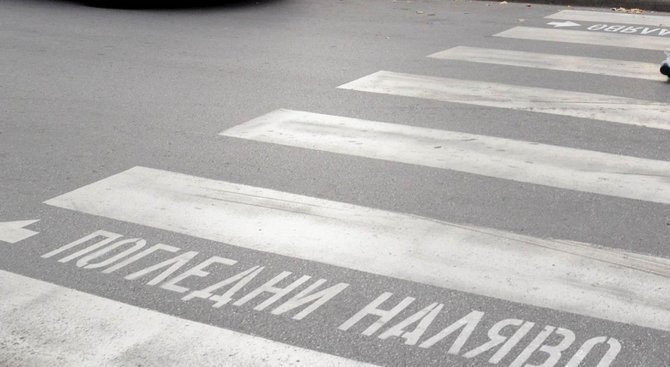 Такси блъсна жена на пешеходна пътека във Видин
