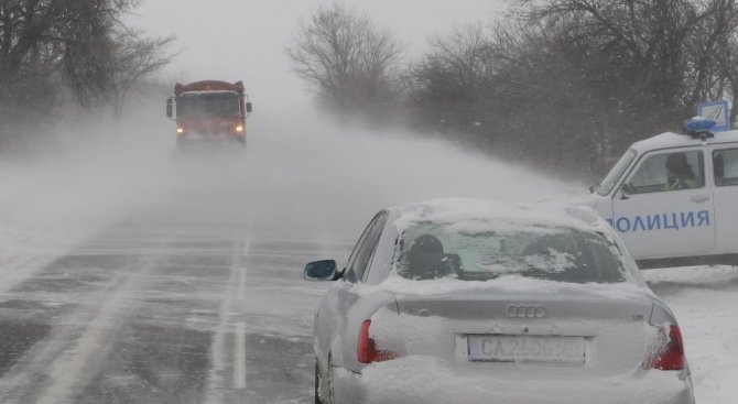 Неподготвени за зимата коли блокираха пътя към Пампорово
