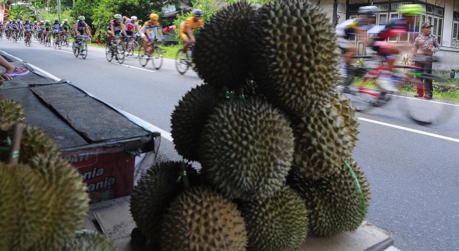 Два необичайни дуриана бяха продадени за огромна сума в Индонезия 