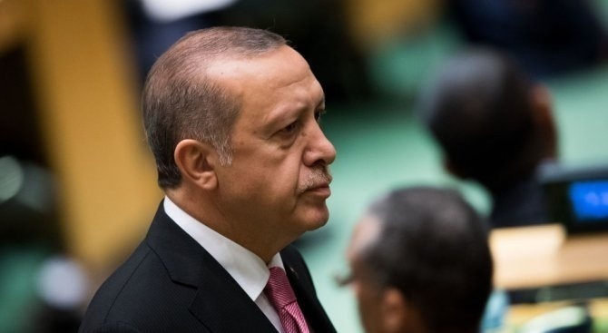 Известен турски тв водещ напусна работа след заплахи от президента Ердоган