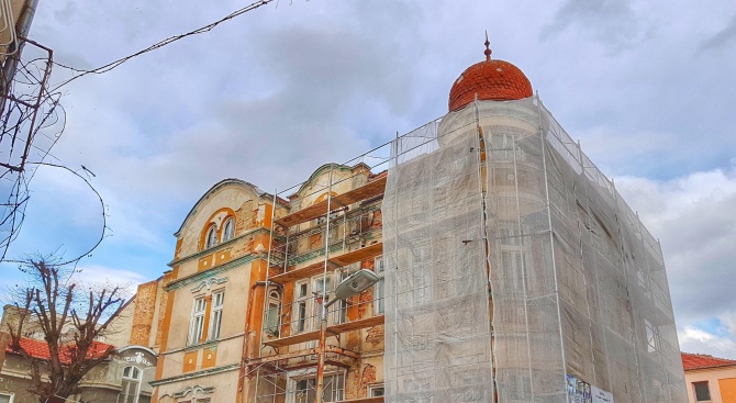 Реставрират архитектурен паметник в центъра на Варна (снимки)