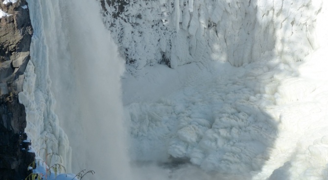Най-високият водопад в Рила замръзна