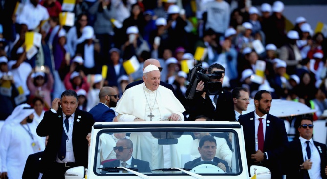 Момиченце се изплъзна на охраната и стигна до папата в ОАЕ (видео+снимки)