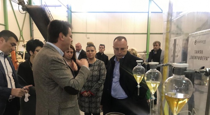Румен Порожанов посети дестилерия за етерични масла в Добрич