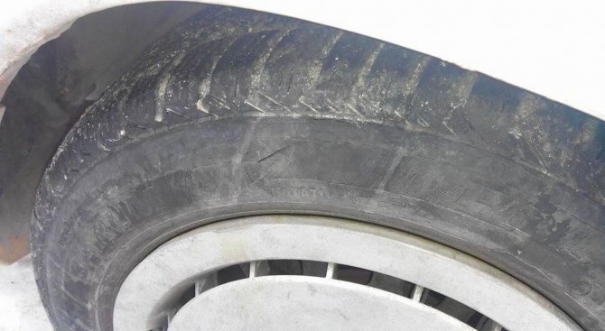 Варненец наряза гумите на колата на съсед 