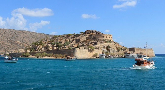 Огромна скала се срути върху къщата на жена на остров Крит