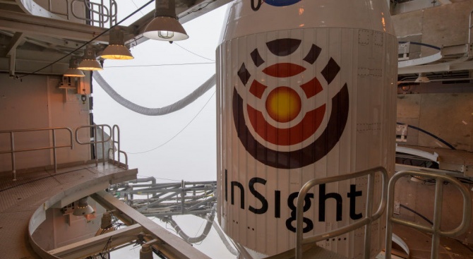 "ИнСайт" постави щит върху сеизмометъра на Марс (снимки+видео)