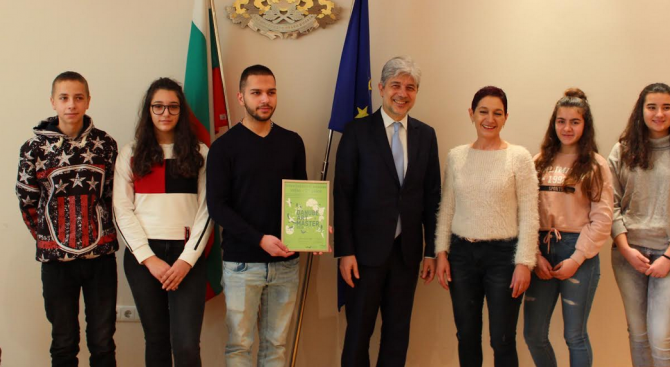 Министър Димов връчи награди на ученици в международен конкурс (видео) 
