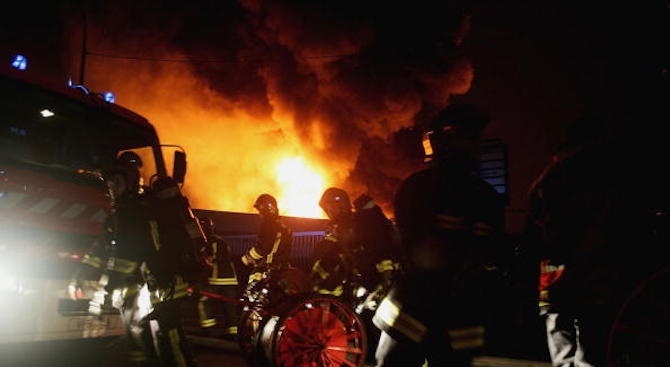 Повдигнаха обвинения на жената, предизвикала огнения ад в Париж