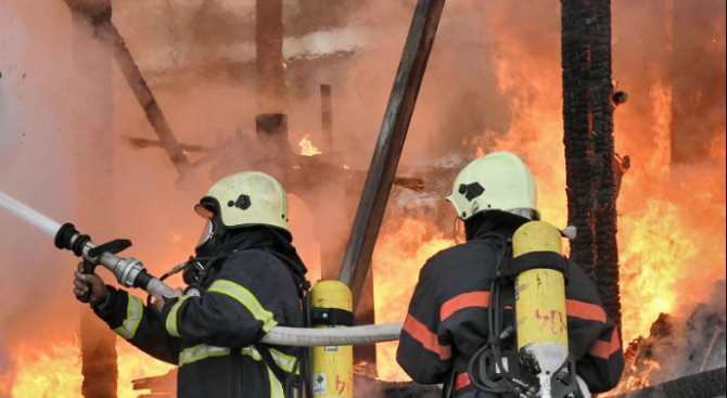 Пламна голям пожар във фабрика за месо във Войводиново