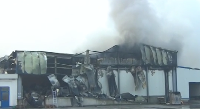Пожарът във фабриката за месо във Войводиново е овладян