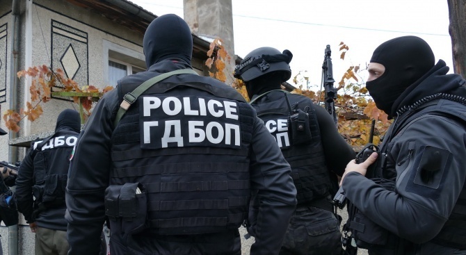 Спецакция в Пловдив: Закопчаха над 20 души с наркотици 