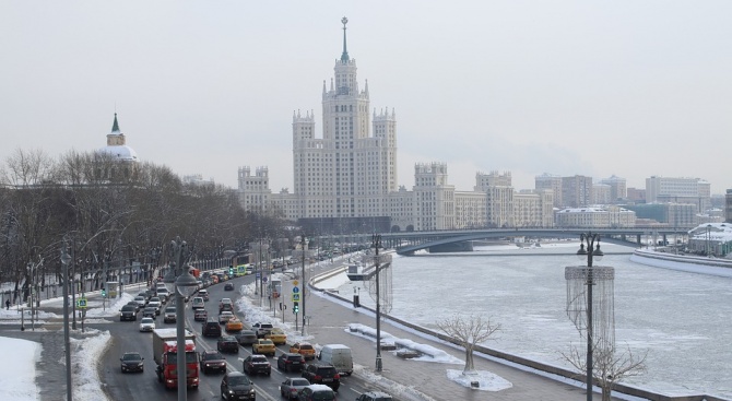 Силен снеговалеж предизвика задръствания и катастрофи в Москва