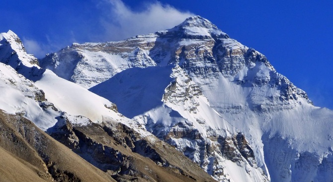 Китай затвори за почистване базов лагер на Еверест 