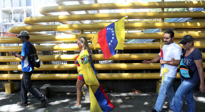 Американски военни самолети превозват до Колумбия помощ за Венецуела