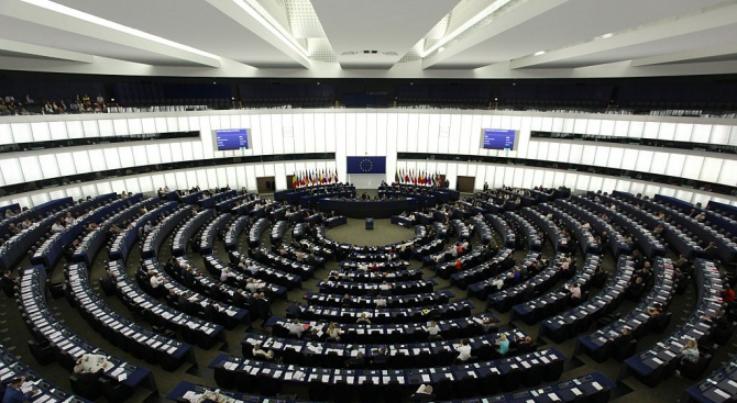 ЕНП остава най-голяма група в Европарламента, сочи проучване