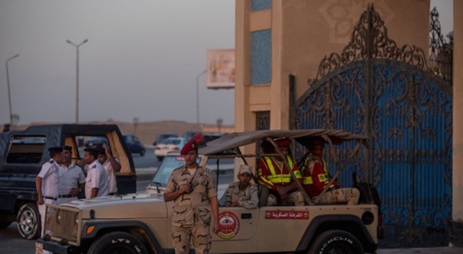 Двама полицаи загинаха при взрив на бомба в Кайро 