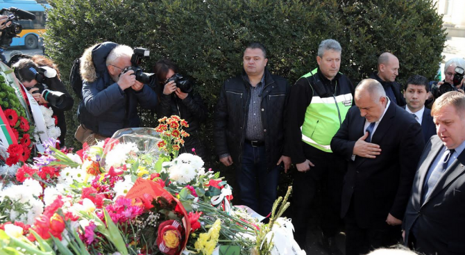 Борисов поднесе цветя пред паметника на Васил Левски 