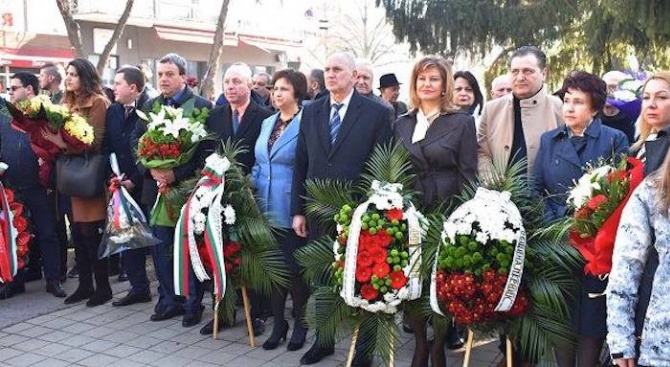 С едноминутно мълчание гражданите на Перник почетоха паметта на Апостола