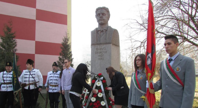 ГЕРБ почете паметта на Васил Левски в Русе - Общество - Новини Бг