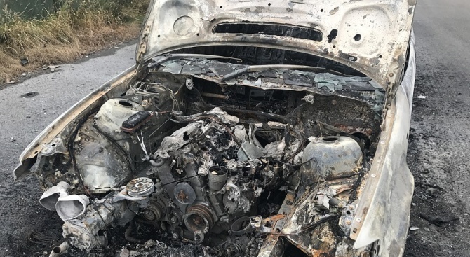 Кола изгоря напълно тази нощ във Варна 