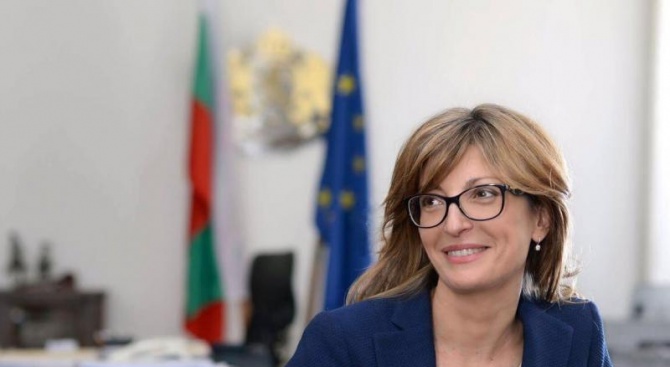 Захариева ще присъства на валидиране на юбилейна пощенска марка по случай 15-ата годишнина от членството на България в НАТО