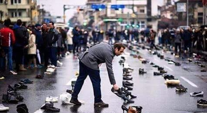 Жители на Скопие оставяха обувки пред кметството в знак на протест