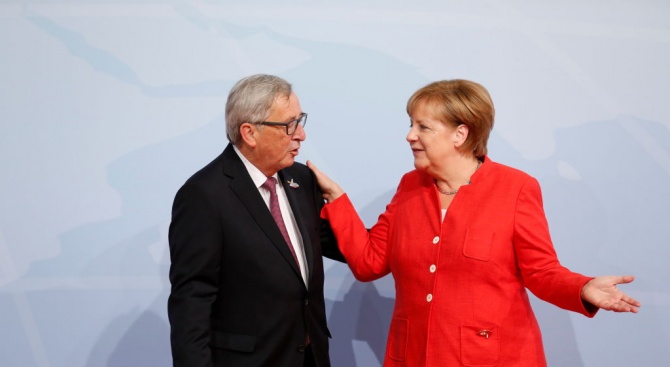 Меркел изрази солидарност към Юнкер в спора с Унгария