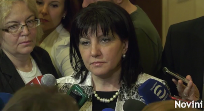 Караянчева отговори на Нинова за заплатите на "червените" депутати