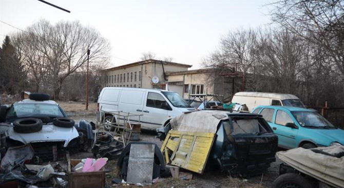 Пернишки полицаи разбиха депо за крадени авточасти 