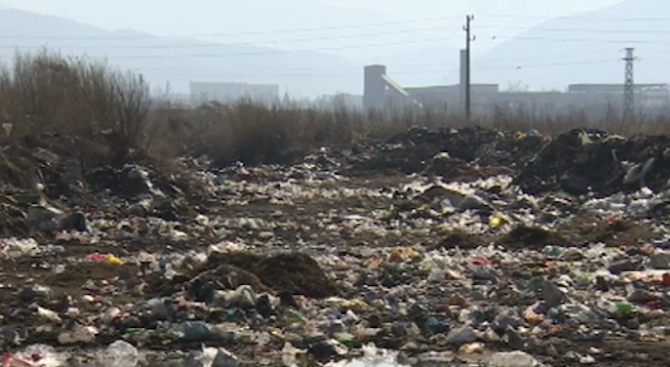 Незаконно сметище край Самоков замърсява язовир „Искър”