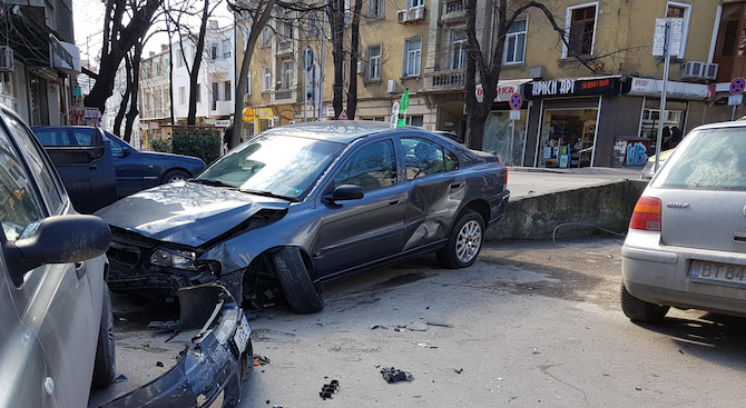 Зрелищна катастрофа във Варна се размина без жертви 