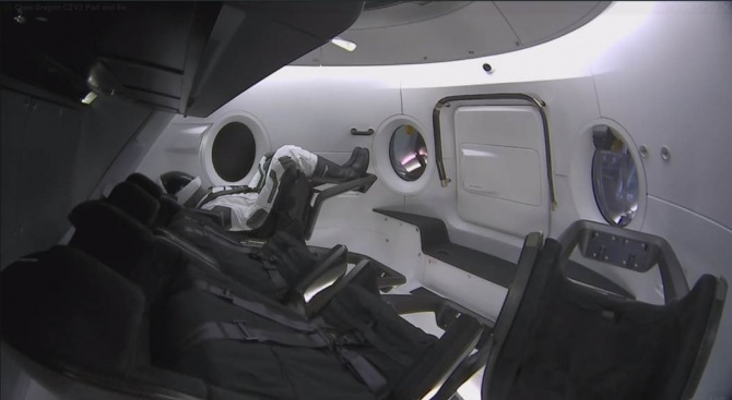 SpaceX изстреля космическа капсула с манекен на име Рипли към МКС