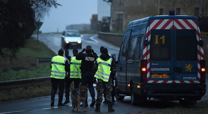 Затворник рани двама охранители във Франция