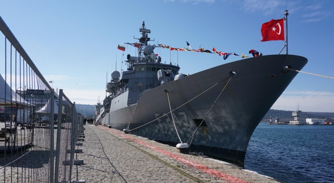 Турски бойни кораби акостираха във Варна