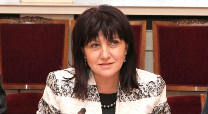 Караянчева ще бъде официален гост на празнична среща на дами, завършили ТУ-София