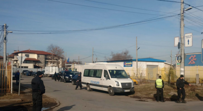 Спецоперация блокира квартал „Орландовци“
