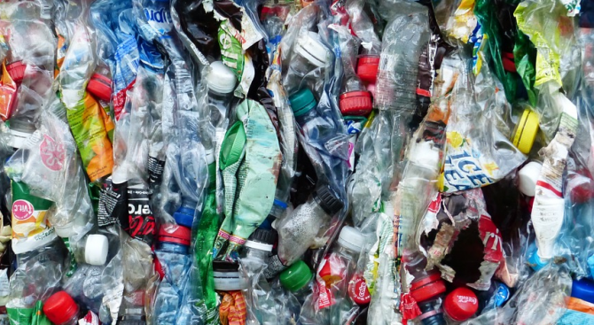 Милиони пластмасови изделия са изхвърлени по бреговете след инцидент с контейнеровоз край Холандия