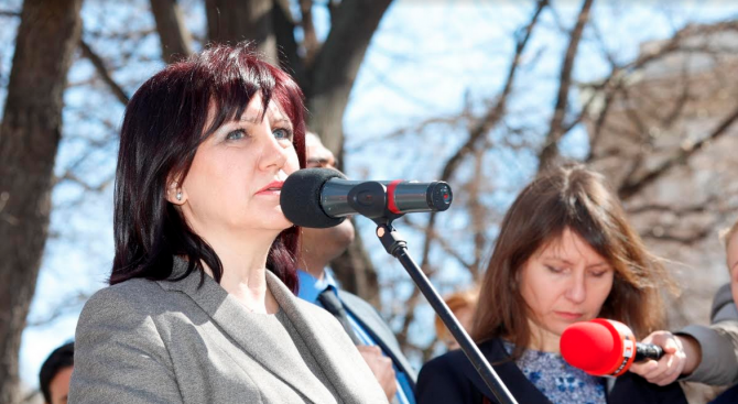 Караянчева: Ако децата ни бъдат добри и толерантни, светът няма да погине