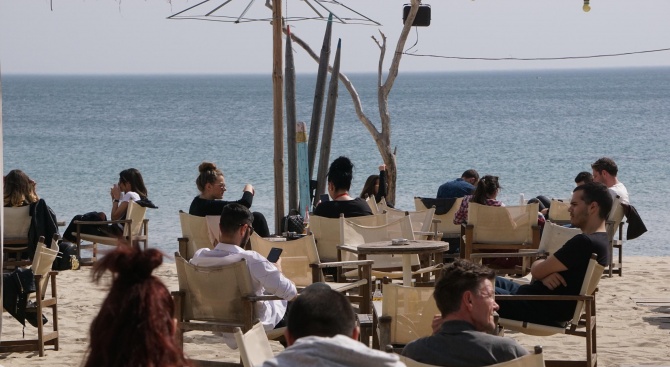 Топлото време напълни плажните заведения във Варна