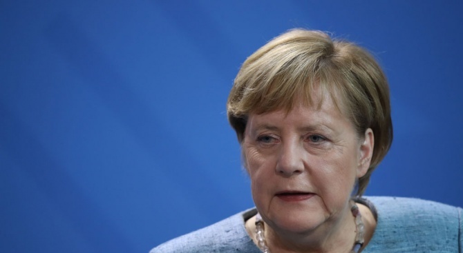 Меркел одобрява идеята за самолетоносач на ЕС