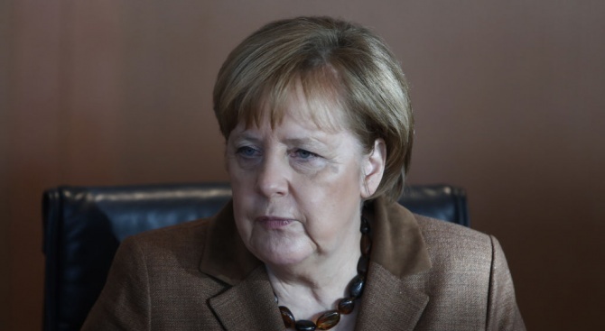 Две трети от германците искат Меркел да довърши мандата си, показва допитване