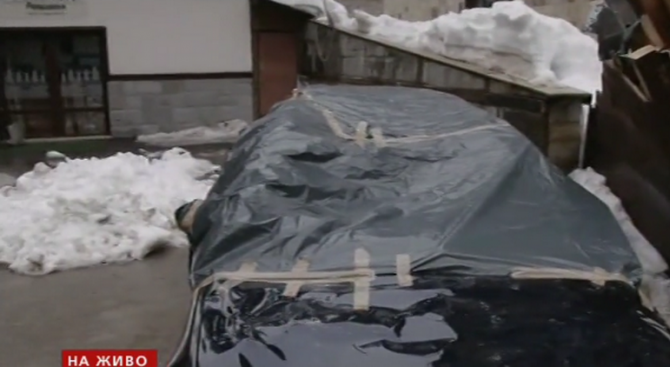 Сняг падна от покрив на хотел и премаза няколко коли в Пампорово