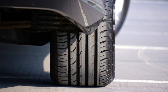 16-годишен наряза гумите на четири коли в Елин Пелин 