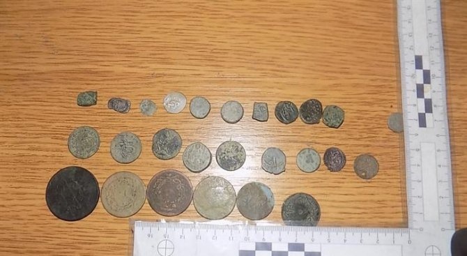 Спецоперация: Спипаха археологични предмети и старинни монети в ямболско село 