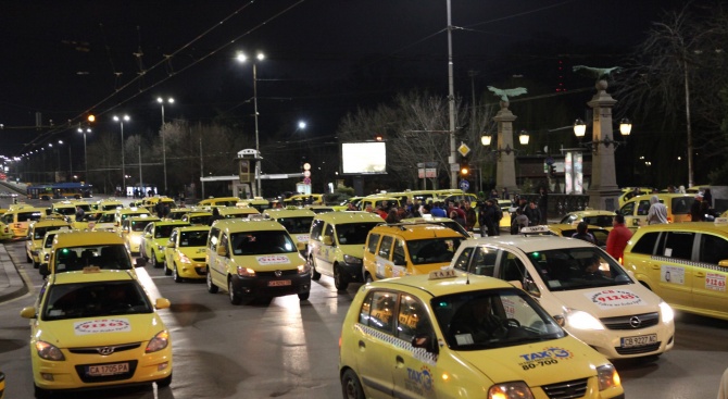 Таксиметрови шофьори излизат на протест