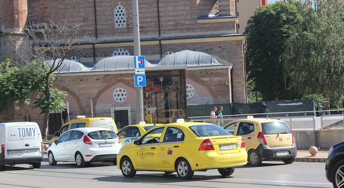 Таксиметровите шофьори настояват институциите да решат проблема с нерегламентираните превози