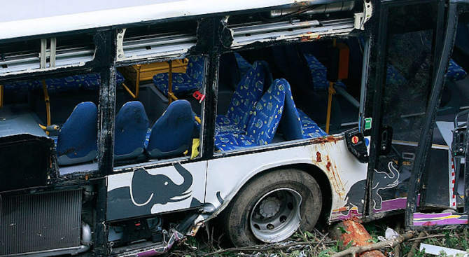 Туристически автобус катастрофира в Китай, 26 души загинаха