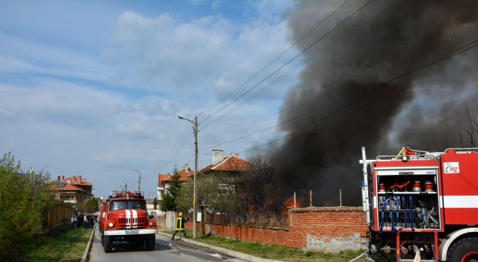 Пожар от запалени боклуци на двор изпепели къща в Харманли