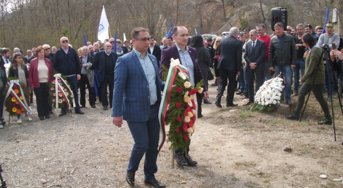 Евродепутатът Андрей Ковачев и народният представител Иван Миховски почетоха жертвите на концлагера „Слънчев бряг“